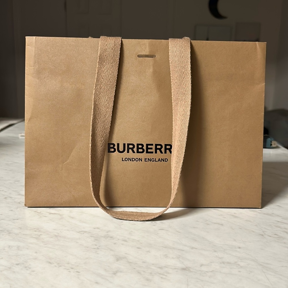 ✨🤎Luxury Designer Bags and Boxes for Sale!
BURBERRY SMALL BAG FOR SALE.12x8x4.